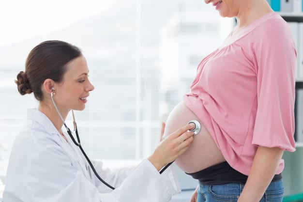 donna-incinta-d-esame-del-medico-femminile_13339-261327
