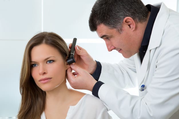 falsifichi-ent-che-controlla-l-orecchio-con-l-otoscopio-al-paziente-della-donna_79295-797