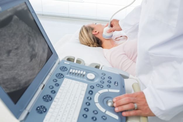 medico-che-esegue-la-scansione-ad-ultrasuoni-sul-collo-del-paziente_13339-261330